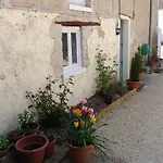 La Cour 3* Villefagnan
