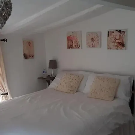 La Cour Oda ve Kahvaltı 3*