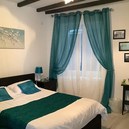 La Cour 3* Villefagnan