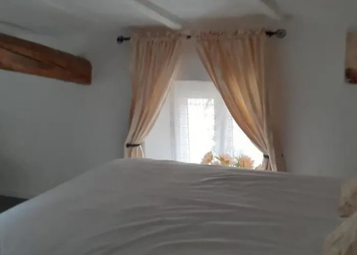 La Cour 3* Villefagnan