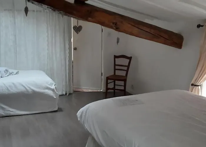 Alojamento de Acomodação e Pequeno-almoço La Cour 3*