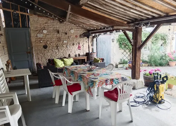 La Cour Alojamento de Acomodação e Pequeno-almoço Villefagnan