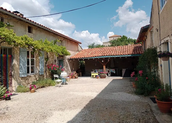 La Cour Alojamento de Acomodação e Pequeno-almoço Villefagnan