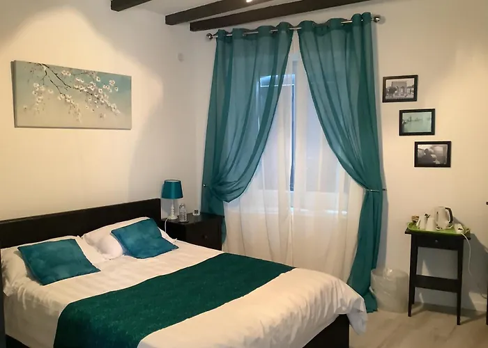 La Cour 3* Villefagnan